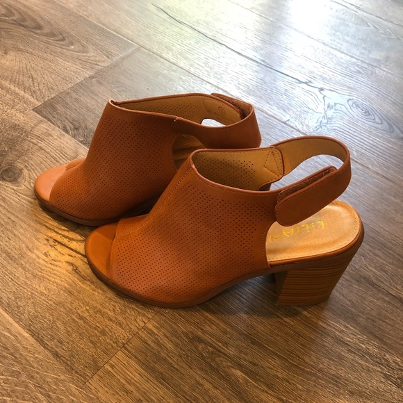 Perforated cognac open toe shoes - Picture 4 of 6